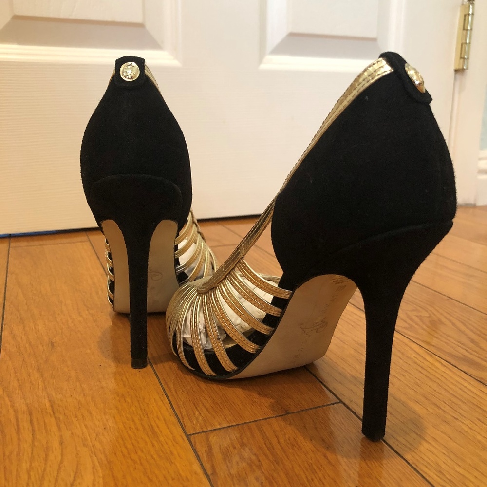 ❤️HOSTS’ PICK❤️ Ivanka Trump Black & Gold Pump - Picture 3 of 8